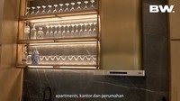 Di salah satu sudut dapurnya, YouTuber sekaligus pembawa acara ini memajang gelas bening berbagai ukuran. Susunannya terlihat artsy ya? Foto: YouTube BW.