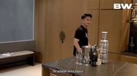 Begitu masuk ke area dapur, langsung terlihat ice bucket tempat menyimpan minuman alkohol pemilik nama asli William Hartanto ini. Foto: YouTube BW.