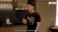 Boy William menyebut saat ada tamu, biasanya mereka langsung ke dapur dan santai di area yang menyatu dengan ruang tamu itu. Foto: YouTube BW.