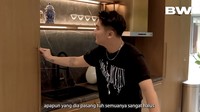 Boy William mengakui bahwa jasa desainer interior yang ia pakai lebih mahal, tapi ia puas dengan hasilnya. Ia menunjukkan kabinet-kabinet yang sudah terpasang rapi di sana. Foto: YouTube BW.