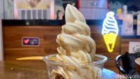 Kami memesan es krim cone varian campur antara cokelat dan vanilla. Es krimnya lembut creamy dan rasanya manis legit. Aroma vanilla pun cukup kuat tercium. Foto: detikcom