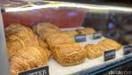 Begini Sensasi Enak Makan Roti Kopi pakai Es Krim Cone