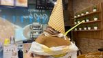 Begini Sensasi Enak Makan Roti Kopi pakai Es Krim Cone