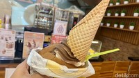 Kami ingin merasakan sensasi berbeda dengan memasukan RotiO dengan menu es krim. Satu cone es krim varian cokelat dan vanilla dipadukan rotinya. Foto: detikcom