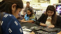 Pengunjung beraktivitas dalam acara Faber-Castell Art Festival di Senayan City, Jakarta.  