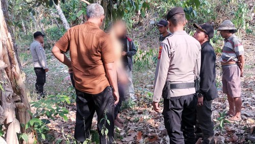 Korban bunuh diri dievakuasi oleh petugas dari pohon ceroring, di Dawan Klungkung, Rabu (1/11/2023).