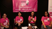 Deklarator Alumni UI for Jokowi /NKRI 2019 Rulita Anggraini, pendiri Alumni SMA Jakarta Bersatu (ASJB) 2019 Donna H Pediarto, seniman Nusantara Bersatu Chicha Koeswoyo, dan Extravaganjar Adi Adrian mendeklarasikan Gerakan PINK di Jakarta, Rabu (1/11/2023).  