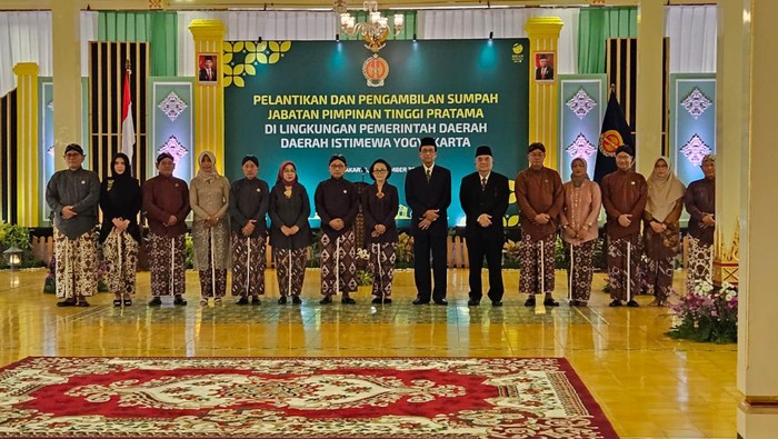 Gubernur DIY Sri Sultan HB X melantik sejumlah pejabat Pemda DIY. Salah satunya Kadispertaru DIY, Rabu (1/11/2023)