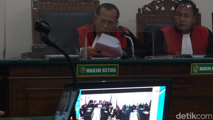Hakim Ketua saat membacakan vonis dalam sidang perkara penabrak Kapolsek Benowo saat razia di PN Surabaya.
