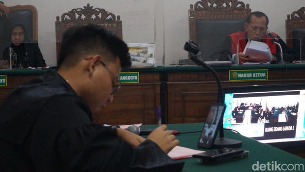 Hakim Ketua saat membacakan vonis dalam sidang perkara penabrak Kapolsek Benowo saat razia di PN Surabaya.