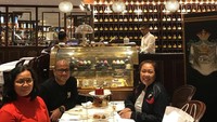 Ini adalah momen Inaya Wahid saat nongkrong bersama temannya. Momen nongkrongnya ini ditemani dengan teh dan aneka kue. Foto: Instagram @inayawahid