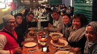Makan bareng teman-temannya, Inaya Wahid lebih memilih menu steak. Steak tersebut disajikan dengan kentang goreng. Foto: Instagram @inayawahid