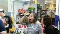 Momen kocak Inaya Wahid juga terlihat saat dirinya jajan durian. Begini pose kocaknya sambil memang durian. Foto: Instagram @inayawahid