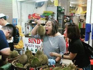 Gaya Kocak Inaya Wahid saat Sarapan dan Jajan Durian
