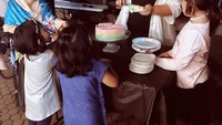 Seperti momen saat saat hari ulang tahunya ini. Ia mendapat kejutan kue, tetapi direcoki oleh para keponakannya. Foto: Instagram @inayawahid