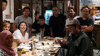 Meski begitu, Inayah Wahid yang mengambil hati. Putri bungsu Gus Dur ini memang dikenal sebagai sosok yang seru, terutama saat nongkrong bareng teman. Foto: Instagram @inayawahid