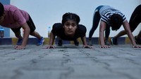 Sesi latihan rutin pagi hari dilakukan para srikandi ini seperti joging, sprint, squad, push-up dan ramp work. Sementara di malam hari mereka habiskan untuk latihan matras dan pertarungan.