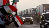 Tampak mobil yang membawa PM Mesir Mostafa Madbouly melewati para demonstran.  