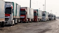 Tampak truk-truk yang membawa bantuan kemanusian untuk Palestina mengantre di pintu perbatasan Rafah.  