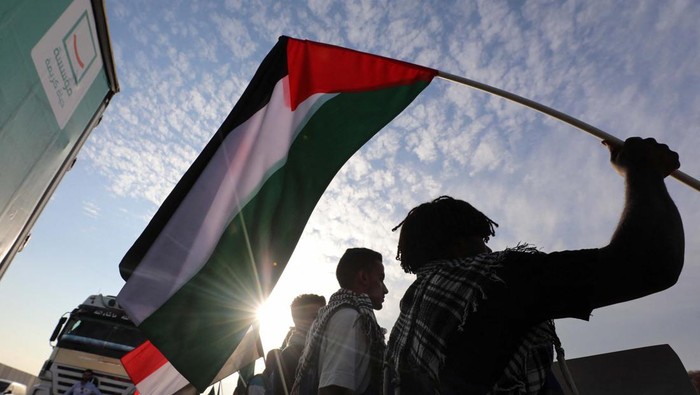 People demonstrate in support of Palestinians on the day of Egyptian Prime Minister Mostafa Madboulys visit to the Rafah border crossing between Egypt and the Gaza Strip, amid the ongoing conflict between Israel and Palestinian Islamist group Hamas, in Rafah, Egypt, October 31, 2023. REUTERS/Mohamed Abd El Ghany