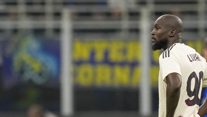 Romas Romelu Lukaku reacts during the Serie A soccer match between Inter Milan and Roma at the San Siro Stadium, in Milan, Italy, Sunday, Oct. 29, 2023. (AP Photo/Antonio Calanni)