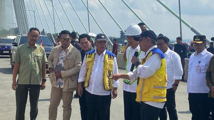 Jokowi keliling IKN didampingi Menteri BUMN Erick Tohir, Menteri PUPR Basuki, hingga Eks Gubernur Jabar Ridwan Kamil.