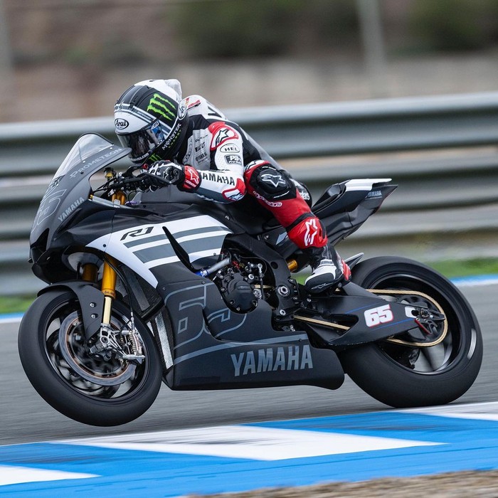 Jonathan Rea mencoba motor YZF-R1 untuk pertama kalinya