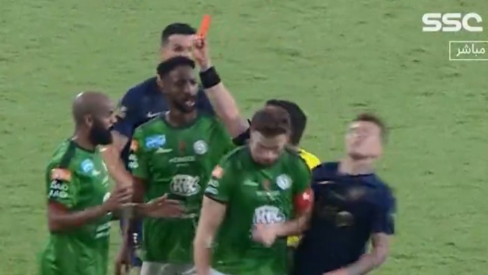 Gelandang Al Ettifaq Jordan Henderson mendorong pemain Al Nassr Otavio