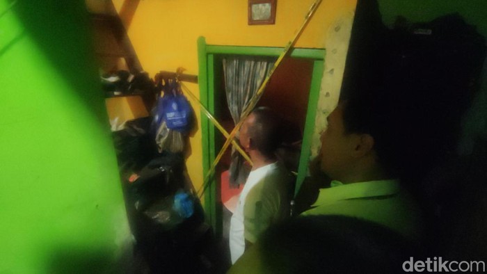 Kamar siswi SD yang meninggal tak wajar diberi garis polisi.