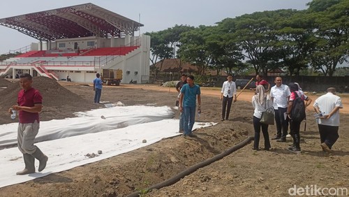 Kejari Karangasem memonitor proyek pengerjaan Stadion I Gusti Ketut Jelantik  IGKJ) tahap II yang terletak di Jalan Raya Veteran, Kelurahan Padangkerta, Karangasem, Rabu (1/11/2023). foto: I Wayan Selamat Juniasa)