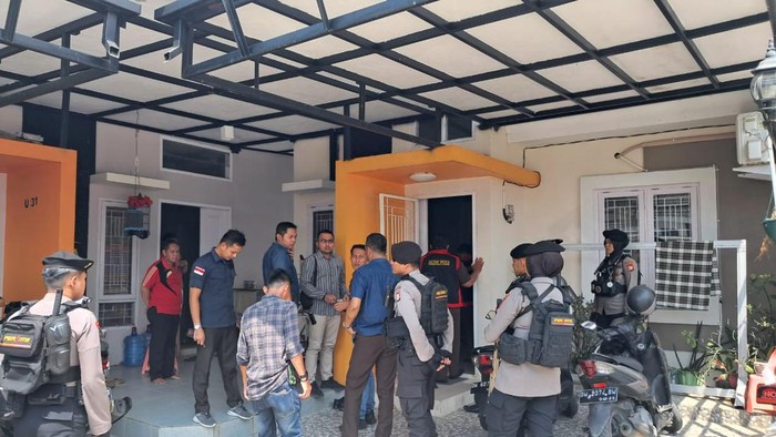 Kejati Sulsel menggeledah rumah tersangka korupsi Bendungan Paselooreng Wajo.