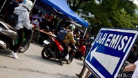 Satu persatu, sepeda motor dan mobil diuji emisi gas buangnya.  