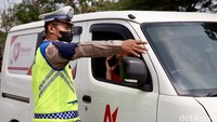 Setiap kendaraan yang melintas diarahkan untuk dilakukan uji emisi.  