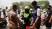 Sementara itu, Kasubdit Gakkum Dirlantas Polda Metro Jaya AKBP Jhoni Eka Putra menerangkan kegiatan razia uji emisi hanya diterapkan dari Senin hingga Jumat.  