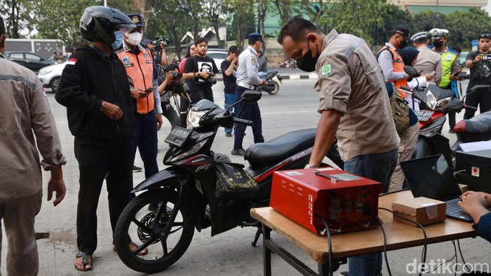 Razia uji emisi dilakukan di Pulo Gadung, Jakarta Timur. Kendaraan-kendaraan ini terjaring razia uji emisi.
