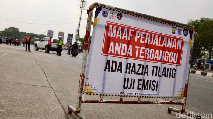 Kendaraan-kendaraan ini Terjaring Razia Uji Emisi di Pulo Gadung Razia uji emisi dilakukan di Pulo Gadung, Jakarta Timur. Kendaraan-kendaraan ini terjaring razia uji emisi.