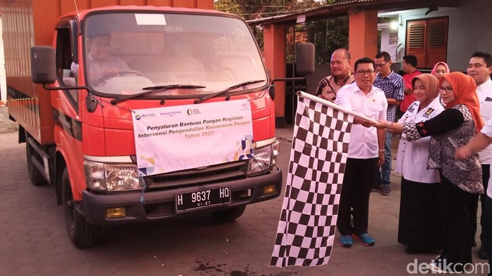 Kepala Badan Pangan Nasional, Arief Prasetyo memberangkatkan dua armada truk pengangkut bantuan pangan dari Kantor Pos Purworejo, Rabu (1/11/2023) petang.
