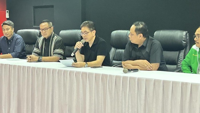 Ketua TPN Ganjar-Mahfud, Arsjad Rasjid bicara dalam konferensi pers di Kebon Sirih, Jakarta.