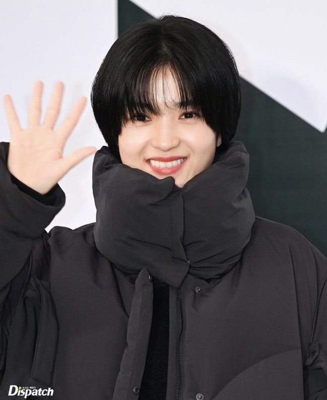 Rambut pendek Kim Tae Ri pertama kali terlihat publik saat menghadiri acara perayaan 50 tahun, brand fashion Kolon Sport pada 26 Oktober. Penampilannya sontak menjadi perbicangan netizen dan penggemar.Foto: dok. Instagram @kimtaeri.ifc