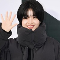 Rambut pendek Kim Tae Ri pertama kali terlihat publik saat menghadiri acara perayaan 50 tahun, brand fashion Kolon Sport pada 26 Oktober. Penampilannya sontak menjadi perbicangan netizen dan penggemar.Foto: dok. Instagram @kimtaeri.ifc