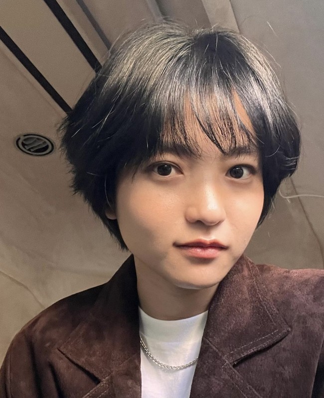 Dengan potongan rambut barunya, Kim Tae Ri disebut bak beda orang. Netizen dan penggemar pangling setelah melihat unggahan selfie Kim Tae Ri di Instagram.Foto: dok. Instagram @kimtaeri.ifc