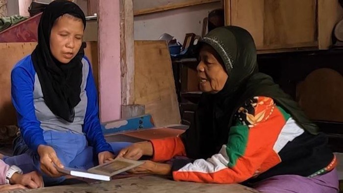 Komariah dan Imas, anaknya yang menderita gangguan mental