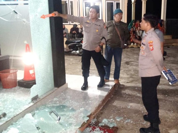 Kondisi Kantor Desa Payungsari Panumbangan Ciamis yang diduga dirusak oleh orang tak dikenal.