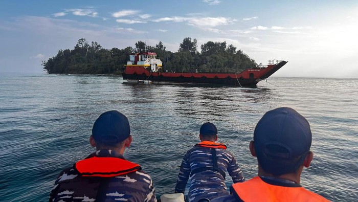 Kondisi kapal pengangkut kerikil, LCT Bayu Permata/GT 244 kandas di Perairan Raja Ampat.