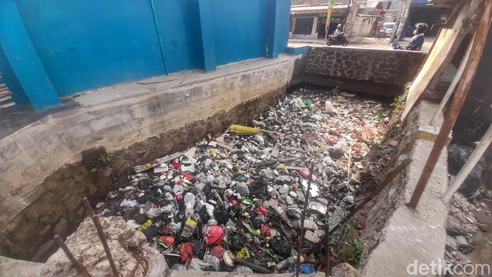 Kondisi sampah di aliran sungai Cikahiyangan, Desa Sayati, Kecamatan Margahayu, Kabupaten Bandung.