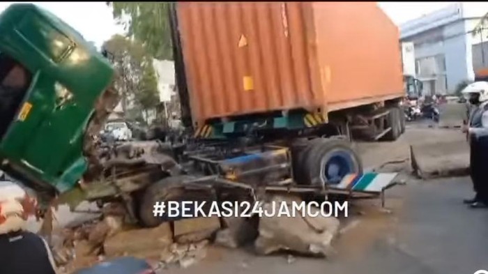 Kontainer alami kecelakaan di Bekasi (dok. Istimewa)
