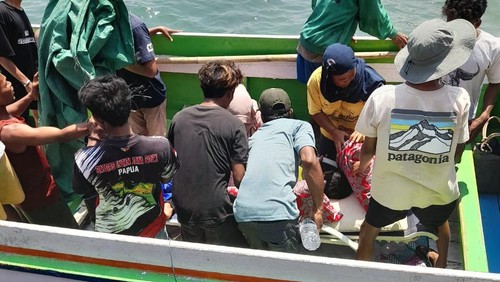 Warga Desa Komodo, Kamarudin, dievakuasi ke rumah sakit di Labuan Bajo setelah digigit komodo di betis kirinya, Rabu (1/11/2023).