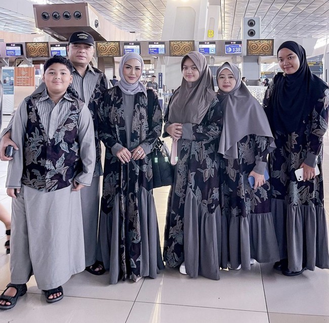 Kris Dayanti dan keluarga pergi umrah pada akhir Oktober 2023. Sampai saat ini, Kris Dayanti masih mengunggah fotonya di Arab Saudi. Foto: Instagram @krisdayantilemos 