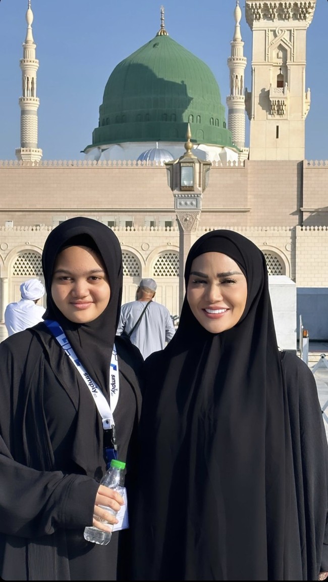 “Masya Allah amora cantiknyaaa. Pangling liatnya,” tulis netizen dengan nama akun @mulyati*****. Ada pun akun @mita***** yang juga berkomentar serupa, “Amora masyaAllah cantik bgt pake hijab,” tulisnya. Foto: Dok. Instagram Krisdayantilemos