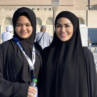 “Masya Allah amora cantiknyaaa. Pangling liatnya,” tulis netizen dengan nama akun @mulyati*****. Ada pun akun @mita***** yang juga berkomentar serupa, “Amora masyaAllah cantik bgt pake hijab,” tulisnya. Foto: Dok. Instagram Krisdayantilemos